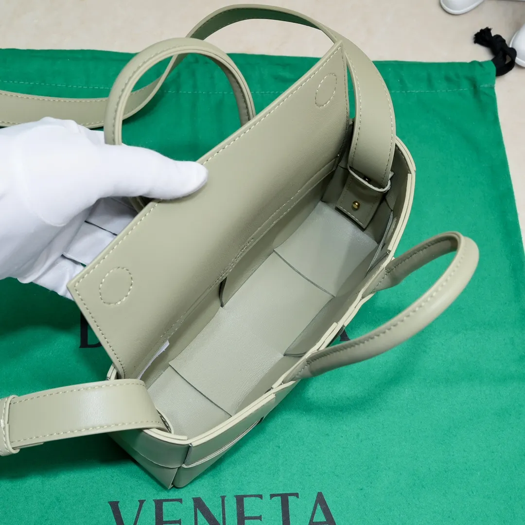 Batch 1460 🔥Latest Mini East-West Arco Tote Mini horizontal Intreccio woven leather tote bag with detachable strap • Single detachable internal zipper pocket • Leather rope buckle closure • Sheep leather composite Intreccio weaving process Size: 22*11*5.5cm, handle height 11, strap 55cm Model: 6778#